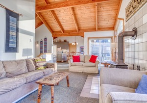 Steps To the Ocean, With Panoramic Views, Ocean-View Deck in Manzanita!