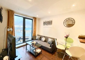 ✩ Stevenage Town ✩ Balcony ✩ 2 Bed Apt, 5 guests