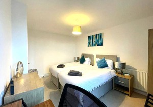 ✩ Stevenage Town ✩ Balcony ✩ 2 Bed Apt, 5 guests