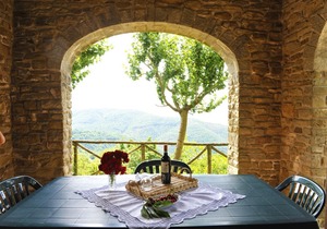 Stone house in a secluded and extremely panoramic position, 15 km from Cortona, with private pool an
