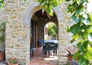 Stone house in a secluded and extremely panoramic position, 15 km from Cortona, with private pool an