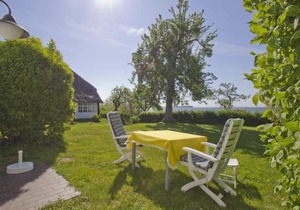strandnahe Idylle am Meer, private Badestelle mit Strandkorb - Gutshof Ostseeblick FeWo Nr 01