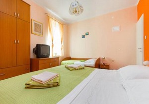 Studio apartment Josip