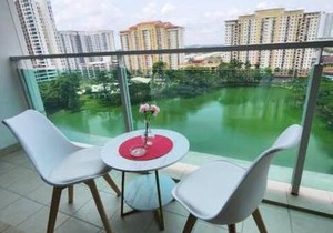 Studio Balcony Lake View Palazio Austin IKEA AEON by GDRAGON HomeStay