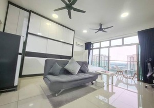 Studio Balcony Lake View Palazio Austin IKEA AEON by GDRAGON HomeStay