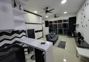 Studio Balcony Lake View Palazio Austin IKEA AEON by GDRAGON HomeStay