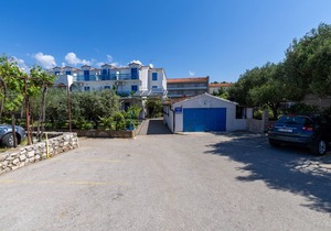 Studio flat with balcony Sućuraj, Hvar (AS-6852-h)