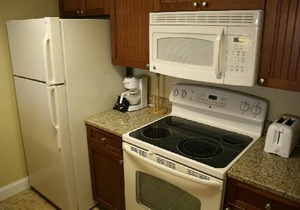 STUDIO FOR 2~ BEACH FRONT RESORT~AMAZING VIEWS~PIER FISHING BOATING POOLS & MORE