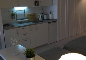 Studio In Beautiful Quiet Complex with AIR CON Communal Pool - FREE WIFI
