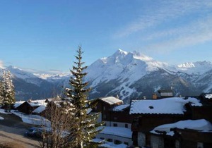 Studio lumineux près des pistes avec balcon, WiFi gratuit, et accès facile aux commerces - FR-1-275-155