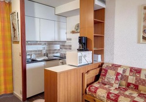 Studio lumineux près des pistes avec balcon, WiFi gratuit, et accès facile aux commerces - FR-1-275-155