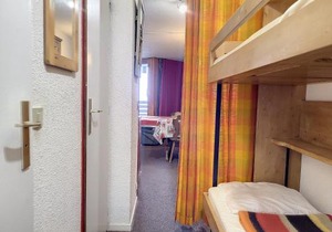 Studio lumineux près des pistes avec balcon, WiFi gratuit, et accès facile aux commerces - FR-1-275-155