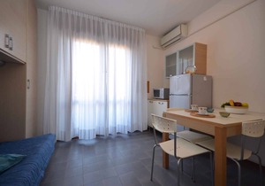 Studio mit Klimaanlage und Balkon