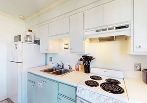 Studio on the lagoon with balcony, pool, & tennis - walk to dining & beach