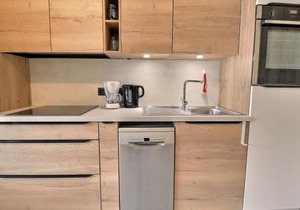 Studio rénové au pied des pistes, exposé sud avec balcon et Wi-Fi, proche commerces et ESF - FR-1-182-167