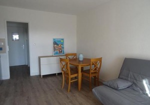 Studio rénové avec loggia, WIFI et parking privé à Hyères Port - FR-1-335-131