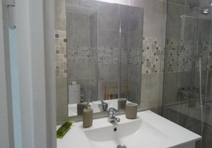 Studio rénové avec loggia, WIFI et parking privé à Hyères Port - FR-1-335-131