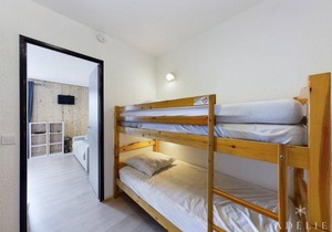 Studio rénové skis aux pieds, balcon sud, parking inclus, proche commerces et garderie. - FR-1-398-512