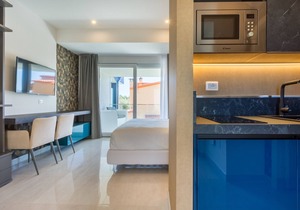 Studio "Residence Meridian Unità 5" near the Beach, with Mountain View, Pool & Wi-Fi