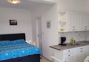 Studio with pool and air conditioning