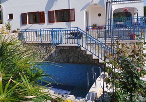 Studio with pool and air conditioning