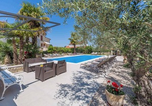 Studio with pool and air conditioning