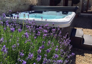 Stunning Secluded Cottage With Jacuzzi In The Beautiful Village of Fontevraud