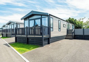 Stunning 13ft-wide holiday home with one double with en-suite shower and one twin.