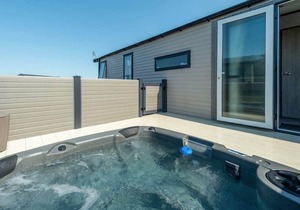Stunning 13ft-wide holiday home with one double with en-suite shower and one twin.