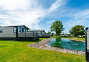 Stunning 13ft-wide holiday home with one double with en-suite shower and one twin.