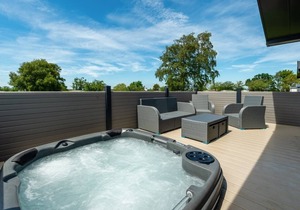 Stunning 13ft-wide holiday home with one double with en-suite shower and one twin.