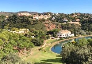 Stunning 2 bed apartment in Exclusive Elviria Hills Complex
