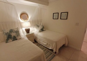 Stunning 3 Bedroom Colonial Townhouse, 5 minutes walk from the beach.