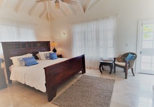 Stunning 3 Bedroom Colonial Townhouse, 5 minutes walk from the beach.
