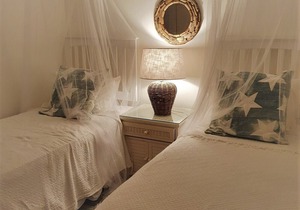 Stunning 3 Bedroom Colonial Townhouse, 5 minutes walk from the beach.