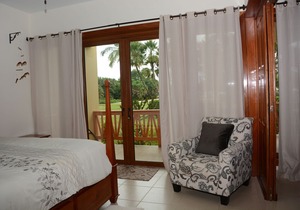 Stunning Apartment on the Beach with Infinity Pool, hot tub and Pier