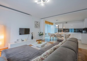 Stunning home in Prolozac Donji