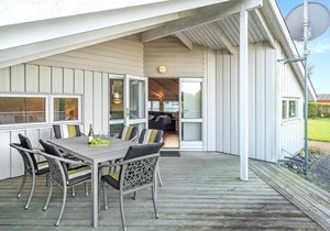 Stunning home in Strøby with WiFi