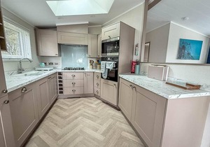 Stunning lodge with large decking at Azure Seas in Suffolk ref 32109OG