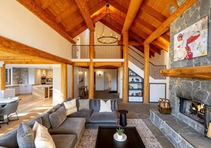 Stunning Log Chalet w/Mtn View, Air Con & Hot Tub