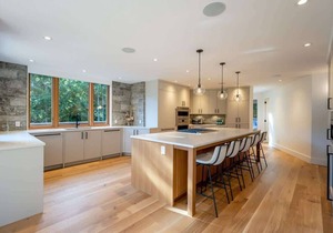 Stunning Log Chalet w/Mtn View, Air Con & Hot Tub