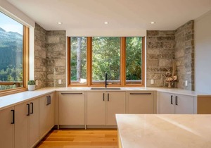 Stunning Log Chalet w/Mtn View, Air Con & Hot Tub