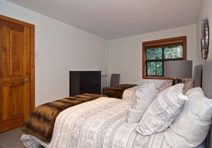 Stunning newly remodeled - spacious townhome in Upper Village. Great for Families!Free ski shuttle