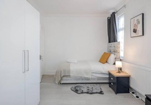 Stunning Top 2 Bed Flat Tilbury Central Location