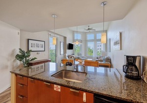 Stunning top floor condo with washer/dryer, pool & hot tub
