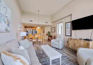 Stunning top floor condo with washer/dryer, pool & hot tub