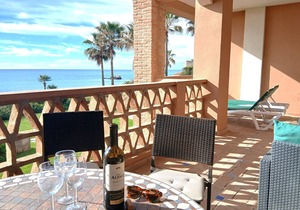 Stylish 1st line beach apartment overlooking the Med, La Perla de la Bahia