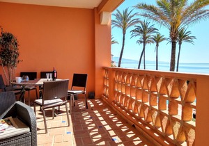Stylish 1st line beach apartment overlooking the Med, La Perla de la Bahia