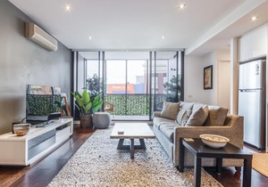 Stylish 2-bed 2 bath with free parking, pool, gym, wifi