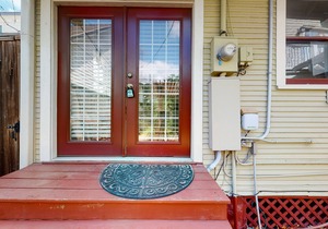 Stylish 2nd-floor studio with walkable locale, furnished patio, AC, washer/dryer